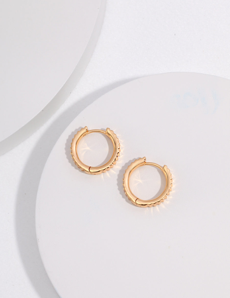 Elegant Fluted Huggie Earrings in 18k Gold | Timeless and Chic Design