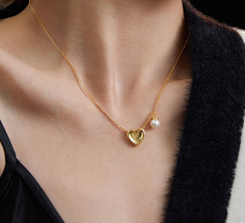 Romantic Pearl Heart Necklace: Exquisite 18k Gold Heart Accent, French-inspired Ambience, Reversible Design