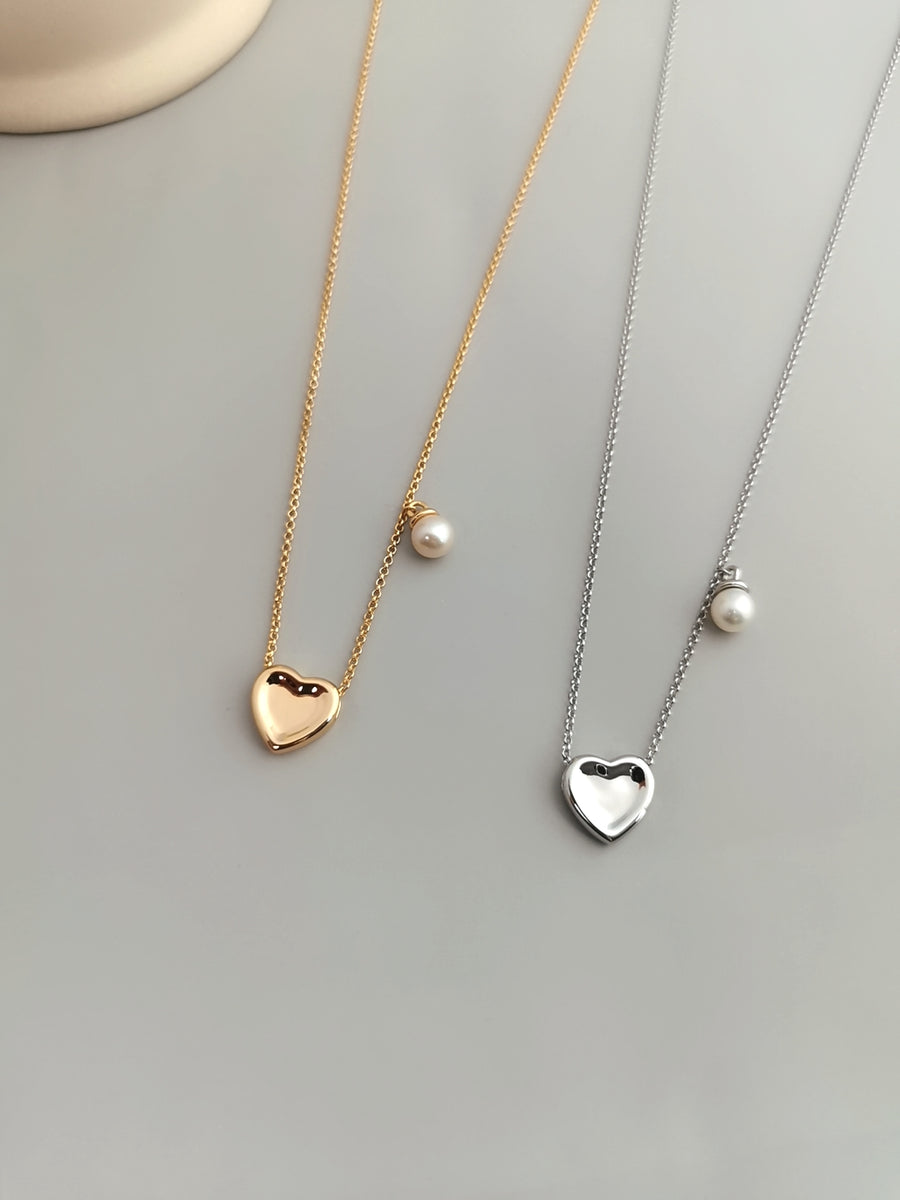 Romantic Pearl Heart Necklace: Exquisite 18k Gold Heart Accent, French-inspired Ambience, Reversible Design